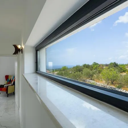 فيلة Grey With Heated Pool Vinišće