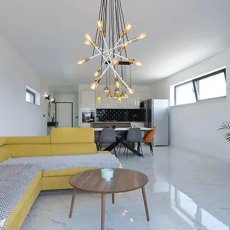 Grey With Heated Pool فيلة *