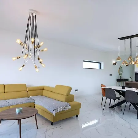 Grey With Heated Pool فيلة