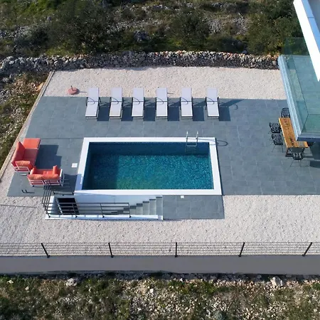 Grey With Heated Pool Вилла