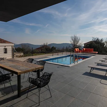Grey With Heated Pool Willa Vinišće