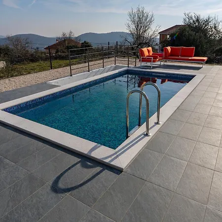 Grey With Heated Pool Willa Vinišće