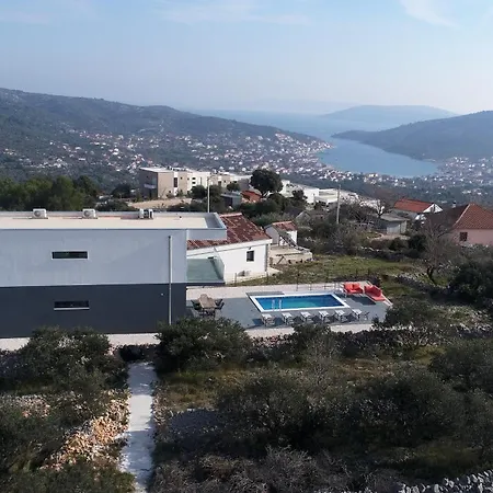 Grey With Heated Pool Willa Vinišće